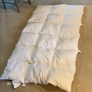 NWT Fieldcrest down topper/comforter